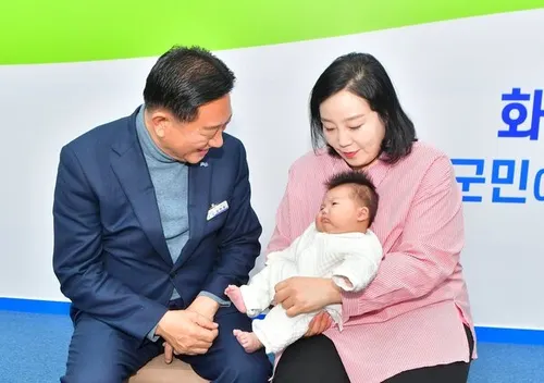 장성군 합계출산율 1.68명, 전국 2위…‘새해 첫 아기’ 유시웅 군 가족 만났다