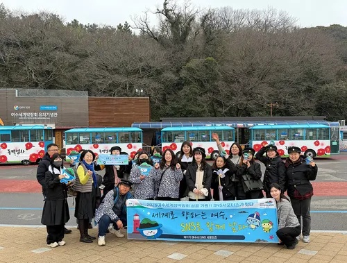 추억의 수학여행 그대로! 교복 입은 서포터즈, 오동도 홍보