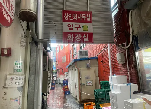 여수시, 서시장 화장실 불편 해결…비가림 아케이드 설치 추진